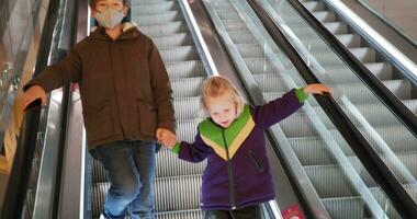 frère et sœur sur le escalier mécanique video