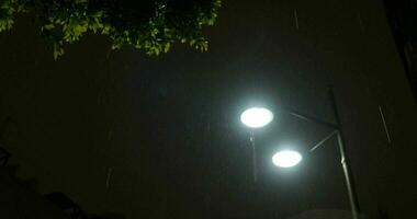 rua lanterna debaixo a chuva às noite video