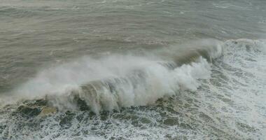 ruvido oceano onda rottura e spruzzi su il riva video