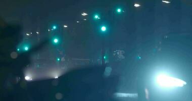deslumbrar luces de carros en el ciudad a lluvioso noche video