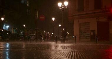noite sombrio cidade com pesado chuva video