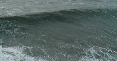 poderoso Oceano olas aplastante y salpicaduras video