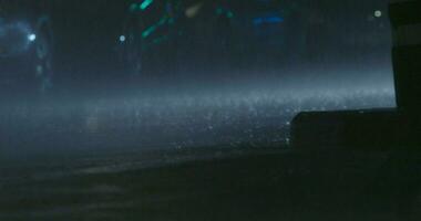 lourd pluie à nuit ville et voiture circulation sur humide route video