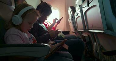 familia de viaje en un avión video