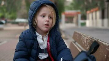 pequeño niña comiendo al aire libre después colegio video