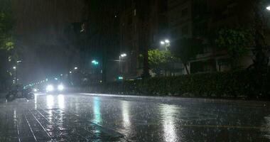 noite transporte tráfego debaixo a chuva video