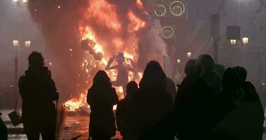 fallas festival och människor nära de brinnande ninot, Spanien video