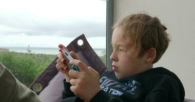 jongen tiener met portable spel troosten Bij huis video