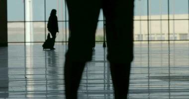 gens dans le aéroport Terminal video