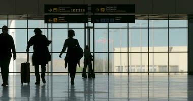 gens sont attendre pour vols dans le aéroport salon video