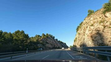 auto viaggio attraverso il montagna scenario video