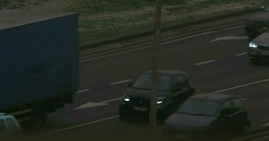 transport trafik på motorväg i de kväll, bilar med belyst strålkastare video