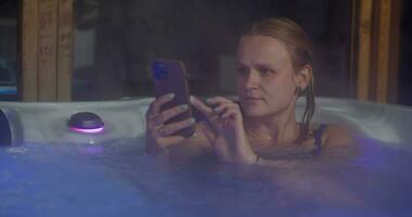 Jeune femme avec téléphone dans Extérieur salle de bains video