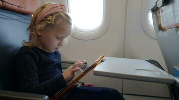 enfant en utilisant tablette ordinateur à dessiner dans le avion video