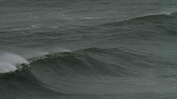 Massive ocean waves crushing and splashing video