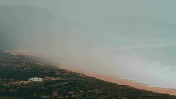 oceano costa e montagne nel il di spessore nebbia video