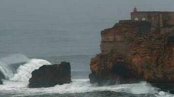 Nazare farol e poderoso oceano ondas, Portugal video