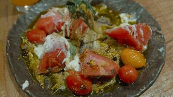 vegetariano tomate plato para almuerzo en café video
