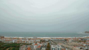 nazare ricorrere cittadina con oceano scena e alberghi su il costa, Portogallo video