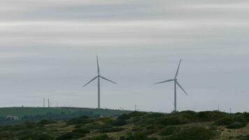 Wind Leistung zu erhalten das Energie. rotierend Turbinen gegen das Himmel video