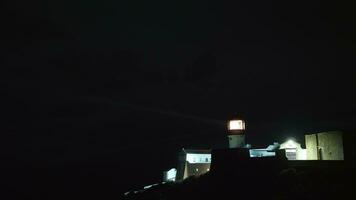 nacht licht van kaap st. vincent vuurtoren in Portugal video