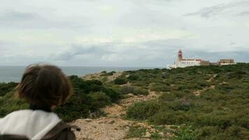 Garoto viajante caminhando para capa st. Vincent farol dentro Portugal video