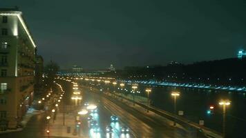 tren Moviente mediante noche Moscú y cruce el puente, ventana ver video