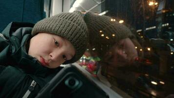 chico viajero diario al trabajo utilizando teléfono inteligente en el autobús video
