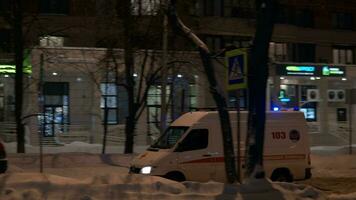 ambulance conduite à assister un urgence dans nuit hiver ville video