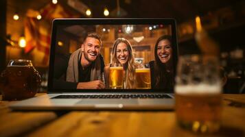 contento joven personas Bebiendo cerveza y utilizando lapop en pub juntos. Oktoberfest foto