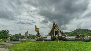 pioggia nuvole sopra dhammayan tempio, Phetchabun Provincia, Tailandia video