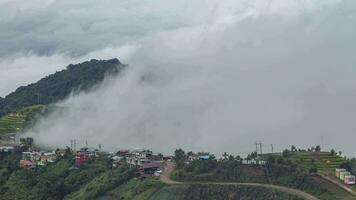 lasso di tempo nebbia al di sopra di il vertice a phutubberk ,nebbia al di sopra di il picchi e foreste. natura dopo pioggia video