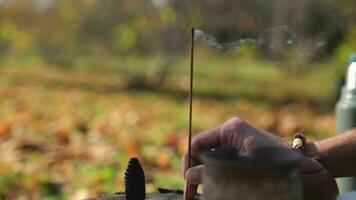 un ardiente incienso palo fuma hermosamente. chino té ceremonia concepto video