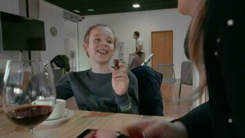 maman et fils dans une café video