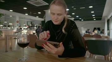 Mädchen mit ein Telefon im ein Cafe video