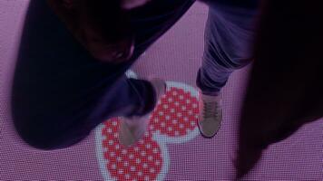 Teenager Tanzen auf interaktiv Fußboden Anzeige mit Herzen video