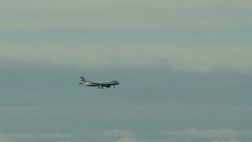 British Airways plane descending in the sky video