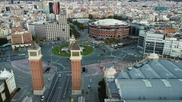 aérien Urbain scène de Barcelone avec Espagne carré et ses vénitien tours, Espagne video