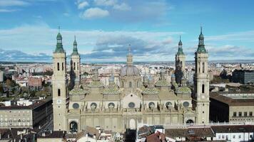 Zaragoza zangão cena com basílica del pilar e Ebro rio, Espanha video