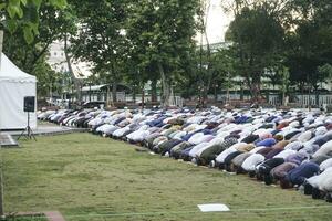un foto de musulmán congregación Orando eid al-adha en el campo