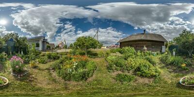 360 hdri panorama ver en jardín con flor cama yarda cerca de madera eco casa en pueblo en equirrectangular esférico proyección. para vr Arkansas contenido foto