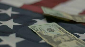 langzaam beweging geld vallend Aan Amerikaans vlag video