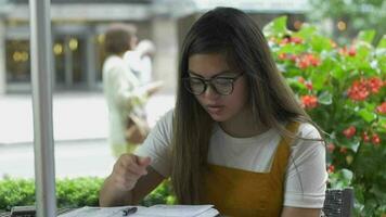 ung författare skrivning anteckningar i tidning video