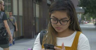 jovem mulher em telefone dentro a cidade video