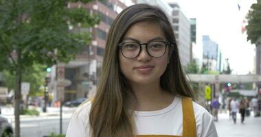 Washington, dc 2019 - Jeune femme sourit dans ville video