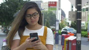 vrouw roeping uber in de stad met bezig verkeer video