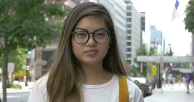 asiático mujer retrato en ciudad video
