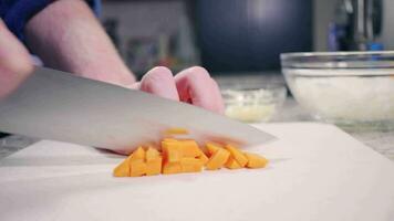 homme dés carottes avec chef couteau sur Coupe planche video