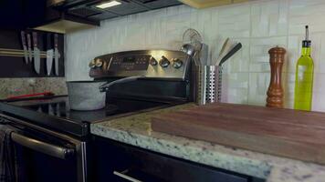 caucásico hogar cocinar utilizando su teléfono a ver un receta mientras preparando comida video