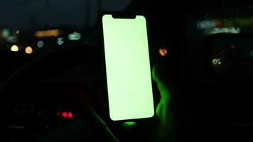 main en portant mobile téléphone à voiture sur brouiller ville nuit Contexte video